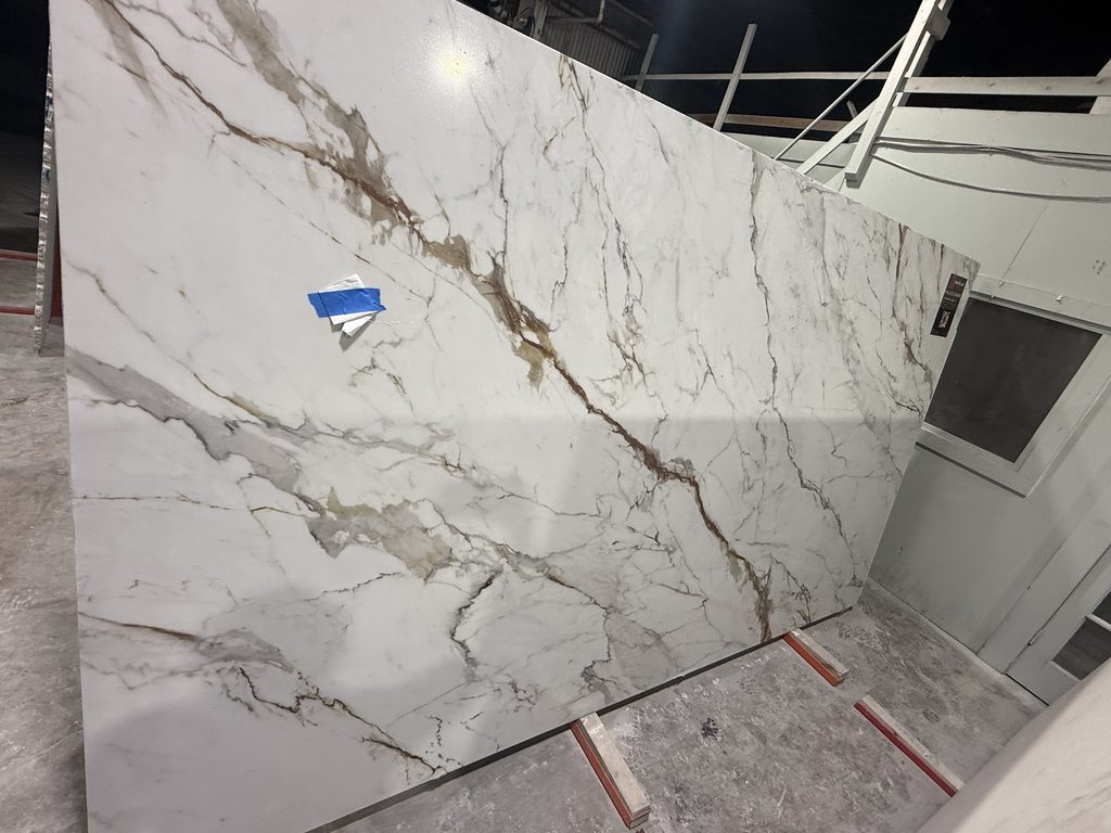 Quartz slabs ranging from simple patterns to bold veining