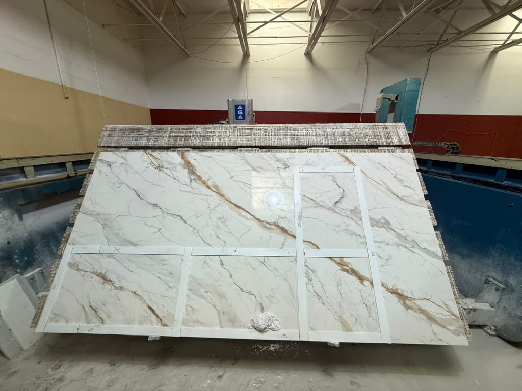 Quartz countertop slab with natural looking veining